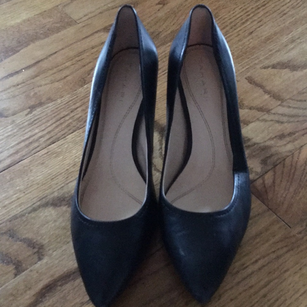 tahari 1 inch black heels